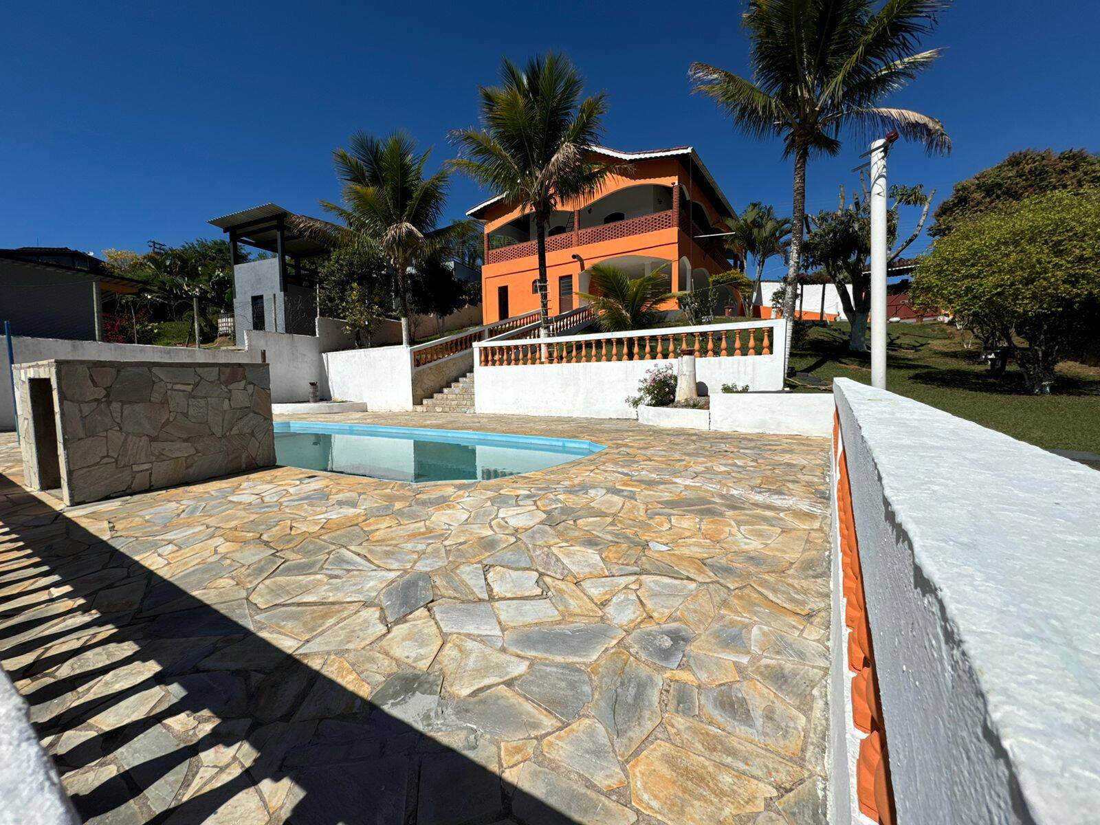 Chácara à venda com 4 quartos, 390m² - Foto 1