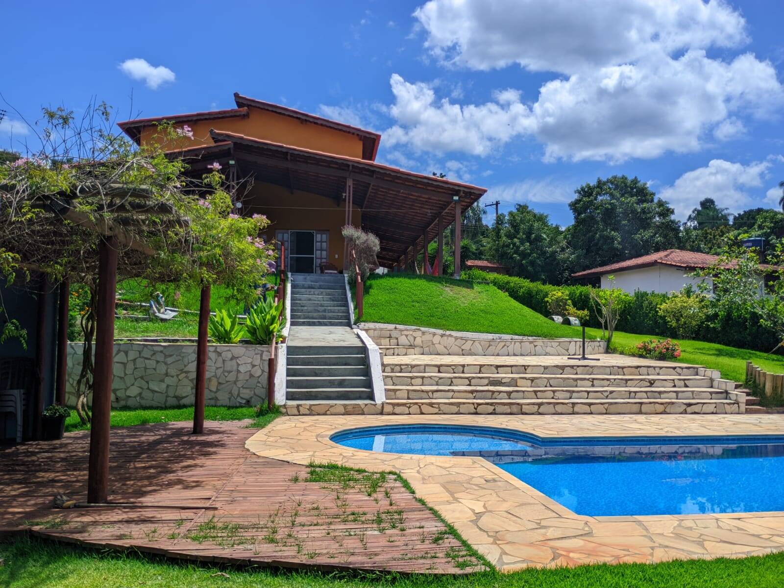 Chácara, 3 quartos, 2260 m² - Foto 1